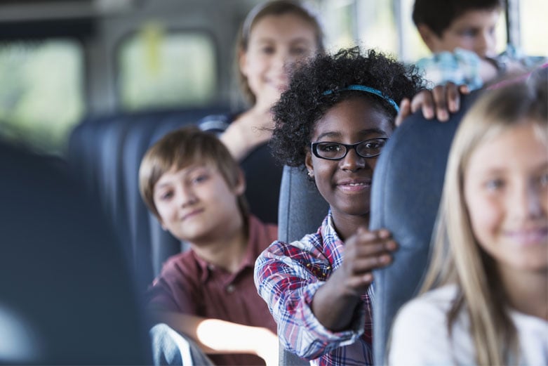niños en autobús
